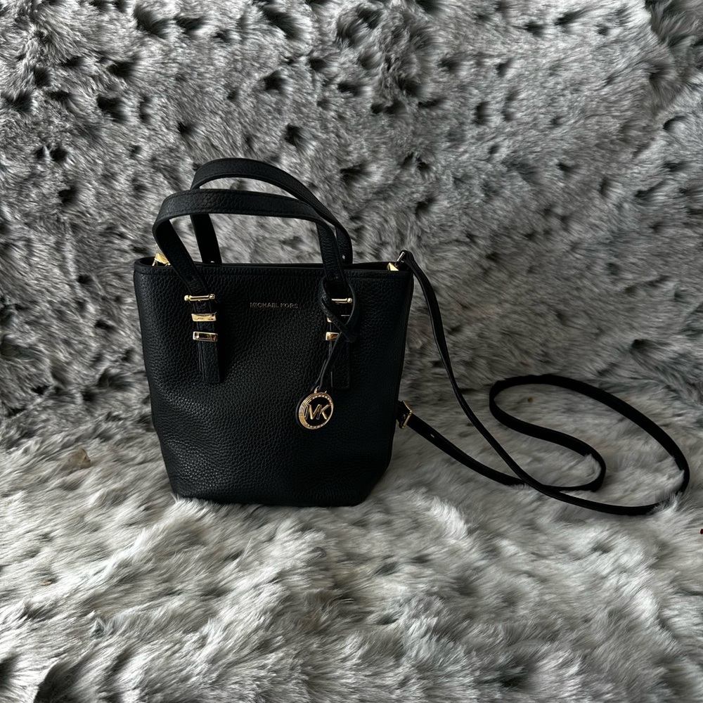 904. MICHAEL KORS mini tote bucket bag black. - Picture 8 of 9